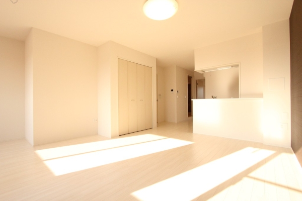 居室・リビング　日当たり良好、広いリビングです！