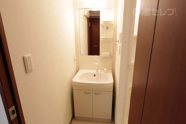 洗面設備　※５０６号室の写真を参照しています