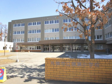 小学校　札幌市立信濃小学校（小学校）まで476m