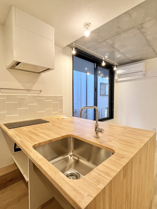 キッチン　リビングを見渡せるキッチン　※同間取りの２０４号室の写真です