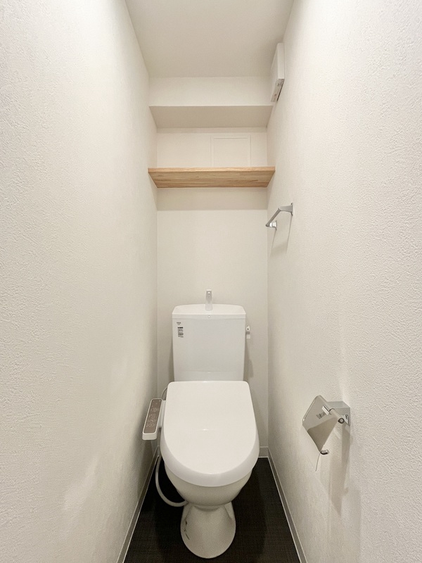 トイレ　白基調で清潔感のある空間