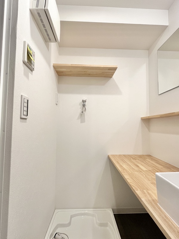 洗面設備　シンプルで機能的な仕様