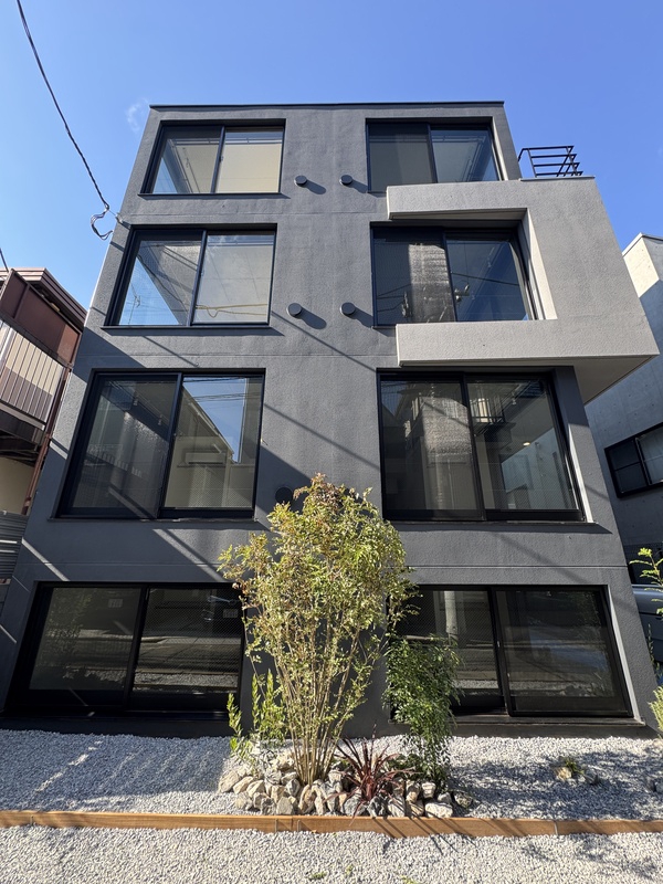 建物外観　直線的でスタイリッシュな外観