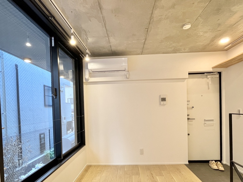 居室・リビング　大きな窓が開放的　※同間取りの２０４号室の写真です