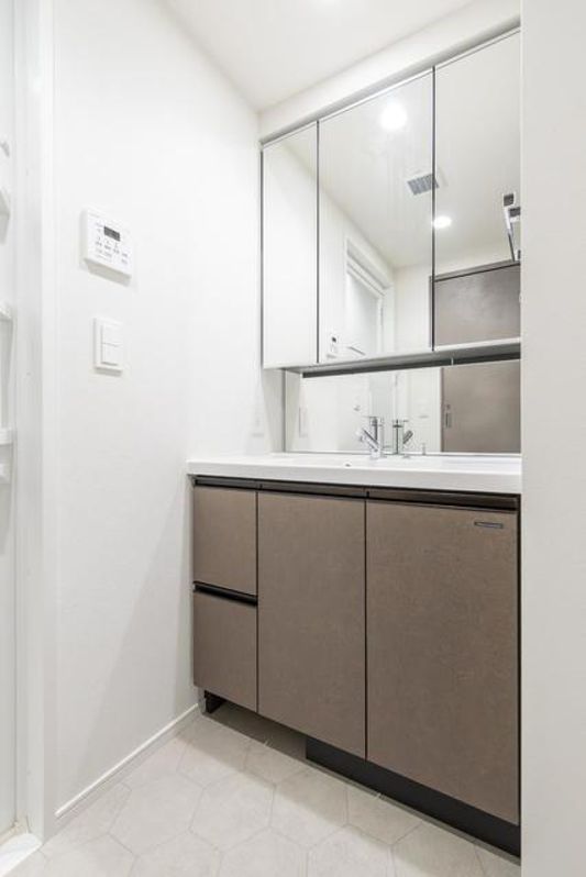 洗面設備　明るい洗面所です