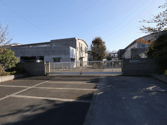 小学校　伊勢原市立石田小学校（小学校）まで983m