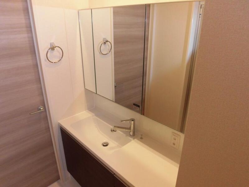 洗面設備　大きな鏡の付いた洗面台です