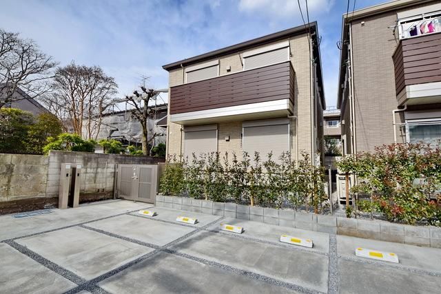 建物外観　★バス停が近く、閑静な住宅街に位置しております★