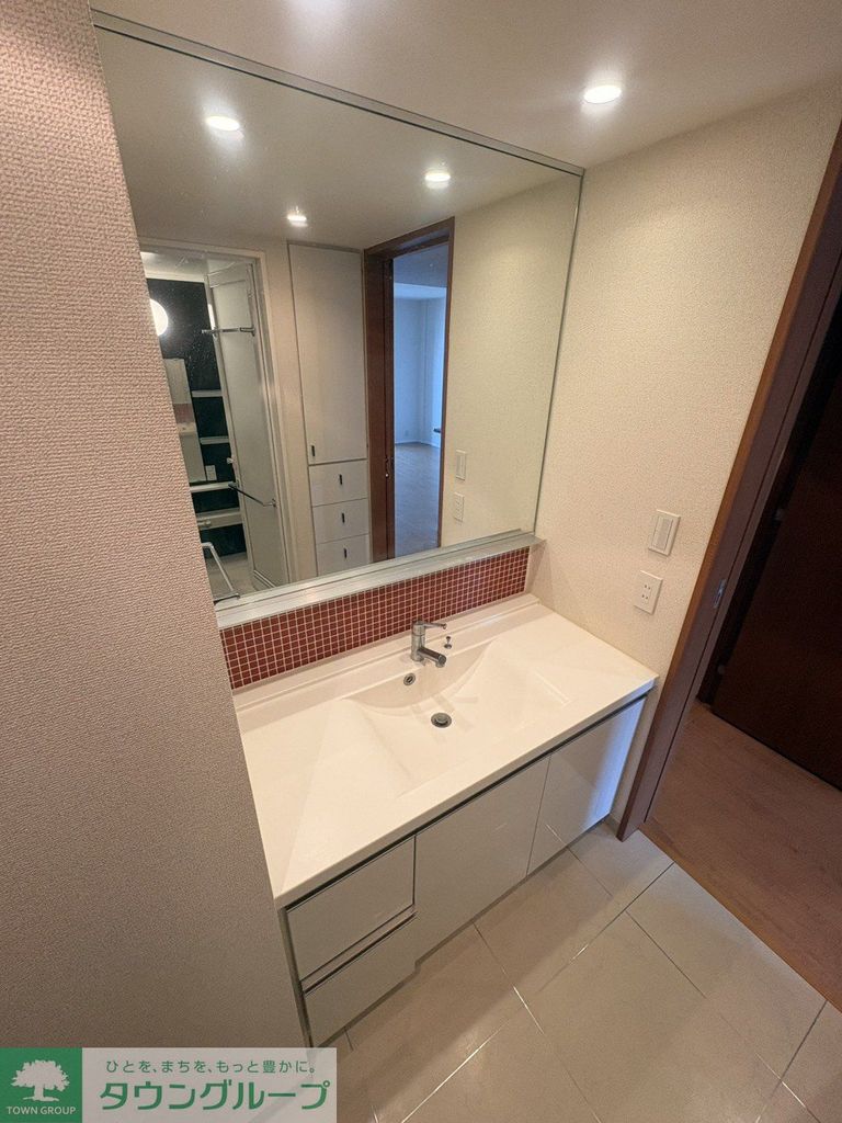 洗面設備　二人でも使える広い独立洗面台