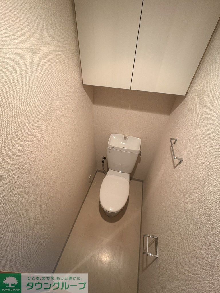 トイレ　後ろには収納スペースもあります