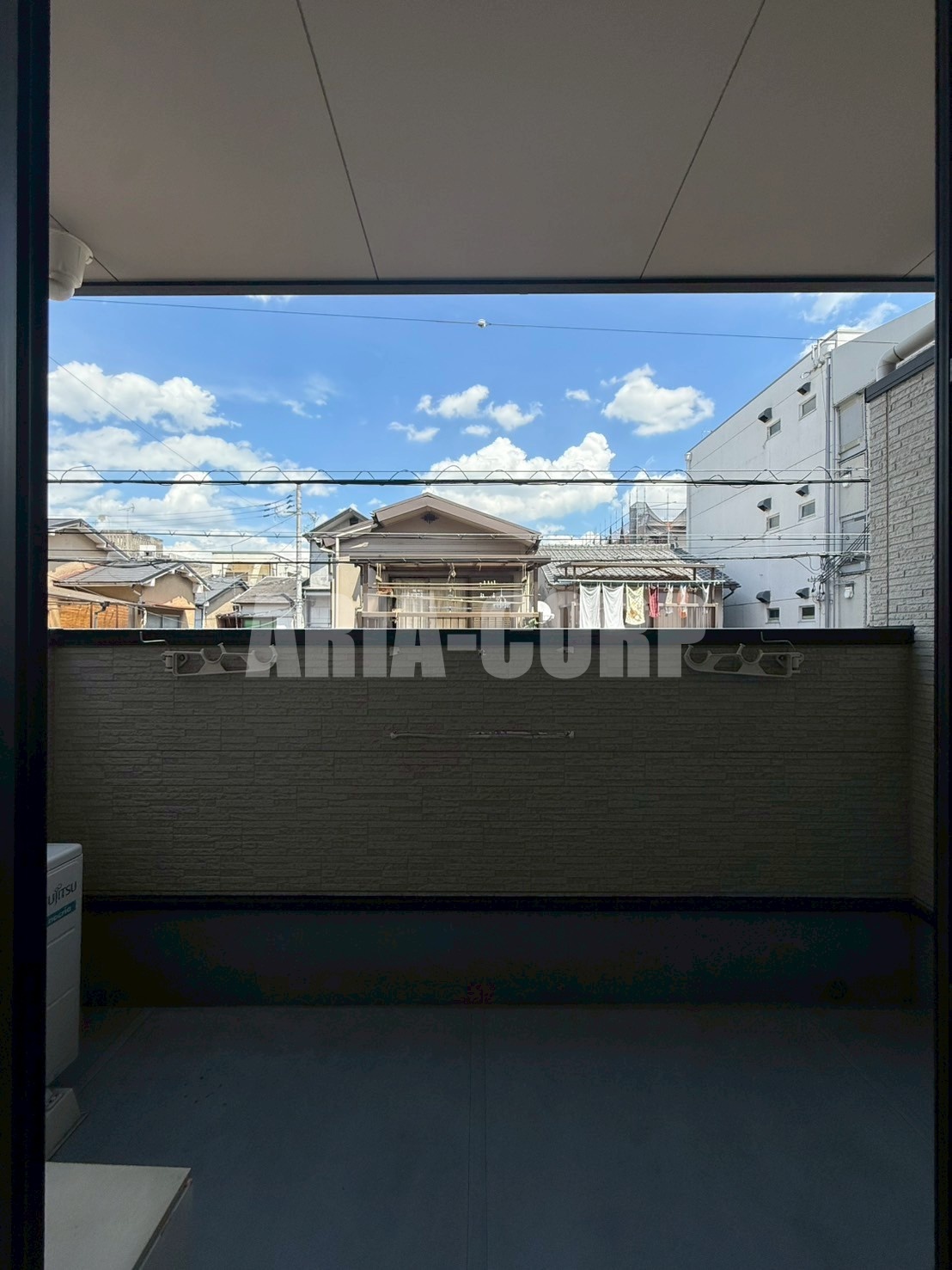 バルコニー　バルコニー、バスルーム、室内物干し機の3か所で洗濯干しが可能