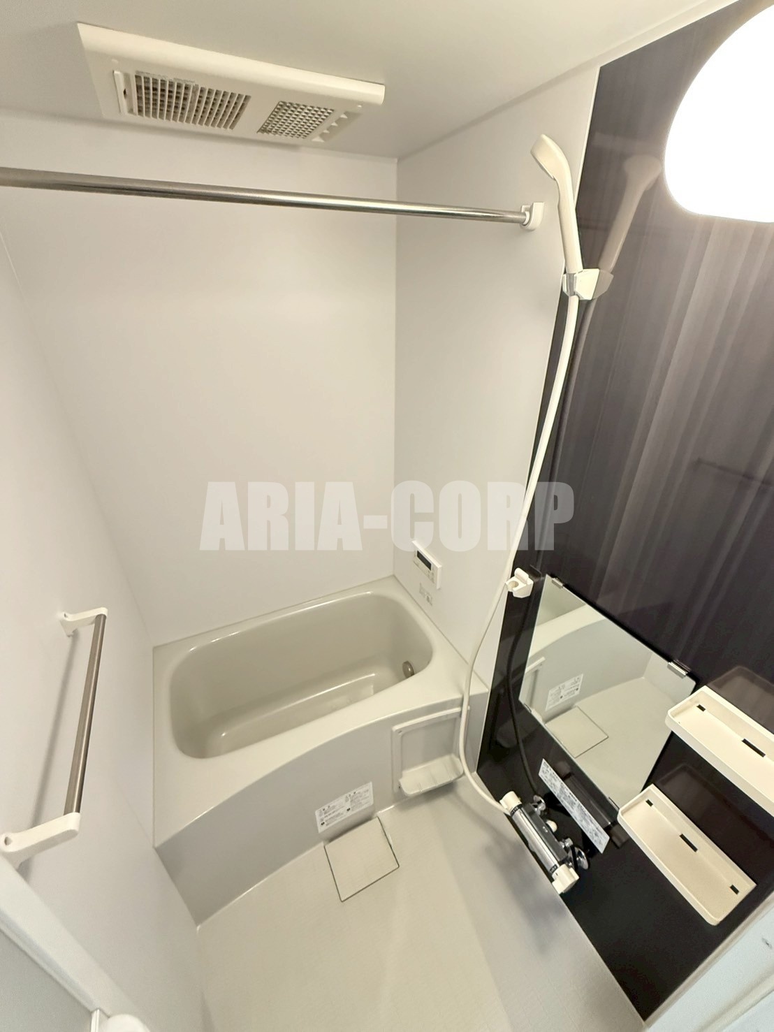 バス・シャワールーム　追い焚き機能付。カラーパネル採用でお洒落なバスルームです♪