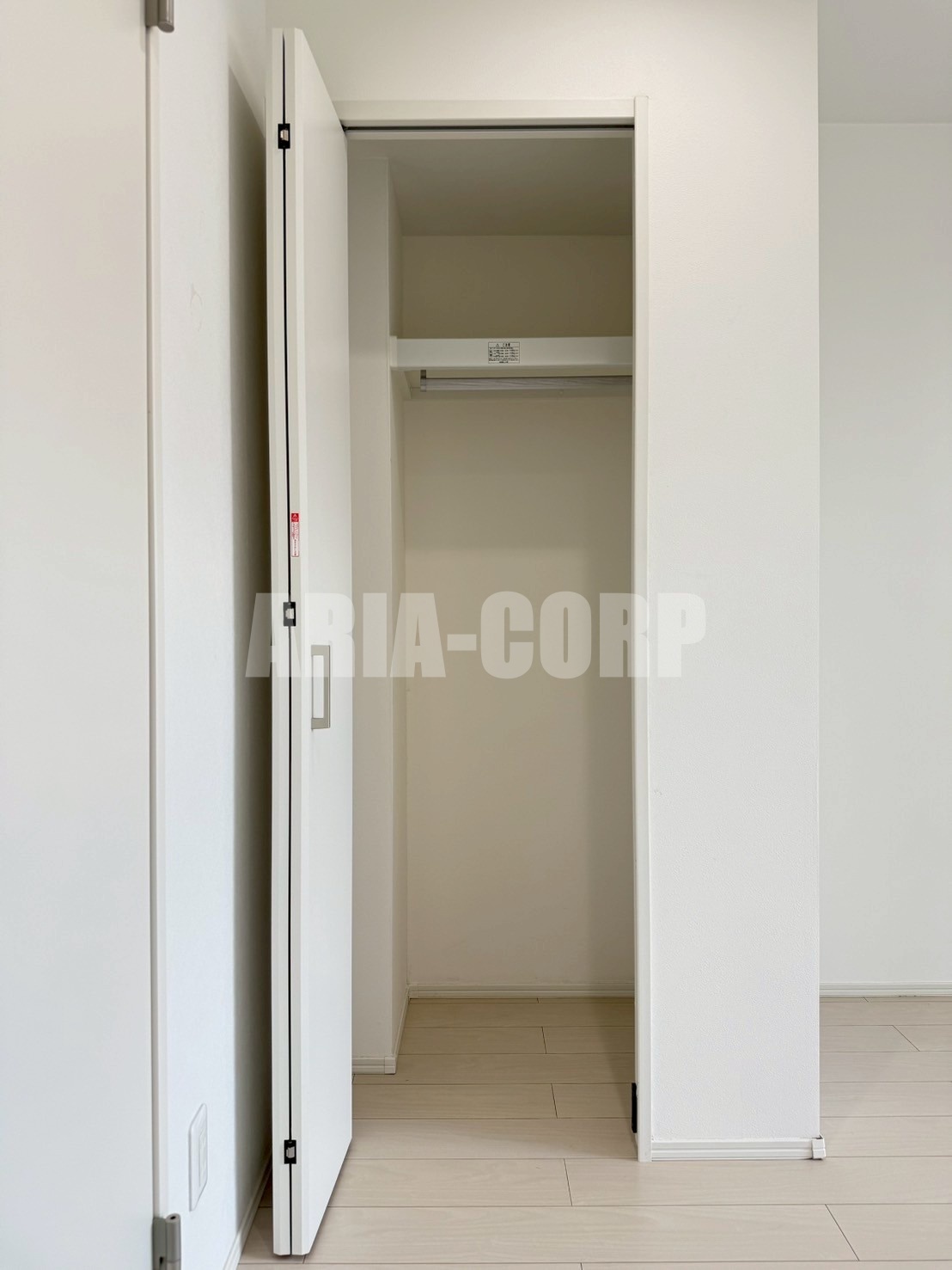 収納　クローゼット。上部には便利な棚がございます！