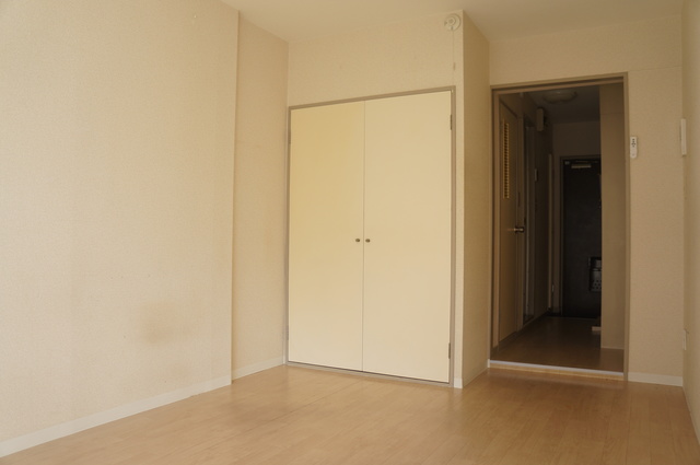 その他部屋・スペース　室内は落ち着いたぬくもりのあるフローリングです☆