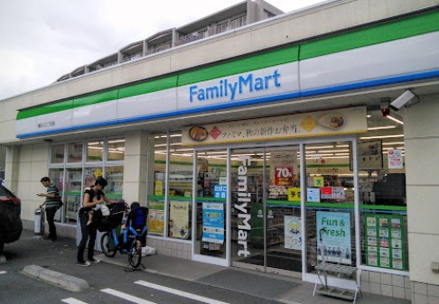 コンビニ　ファミリーマート 横浜入江二丁目店（コンビニ）まで697m