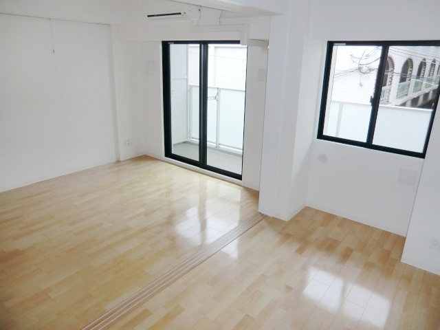 居室・リビング　床色が明るくて綺麗です♪