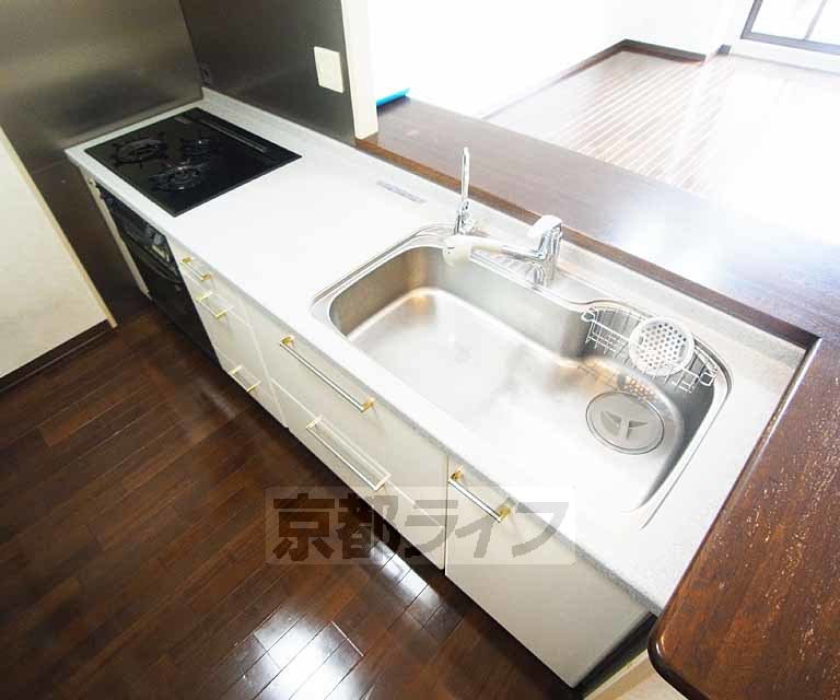 キッチン　広々と使えるシステムキッチン