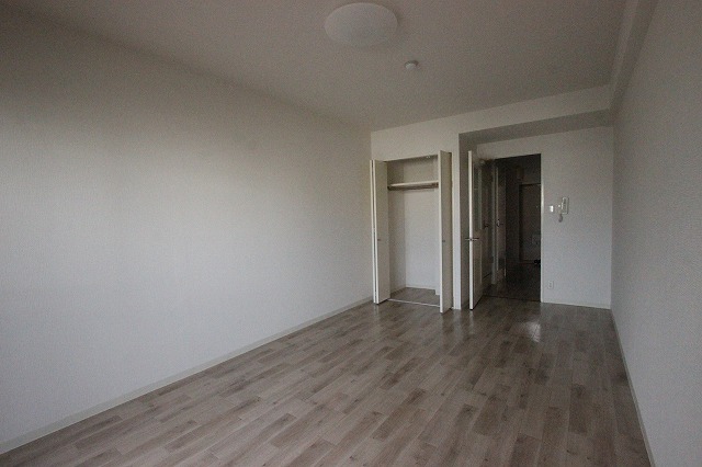 居室・リビング　同物件、別号室のものです。