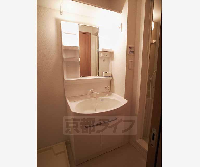 洗面設備　きれいな独立洗面台です・