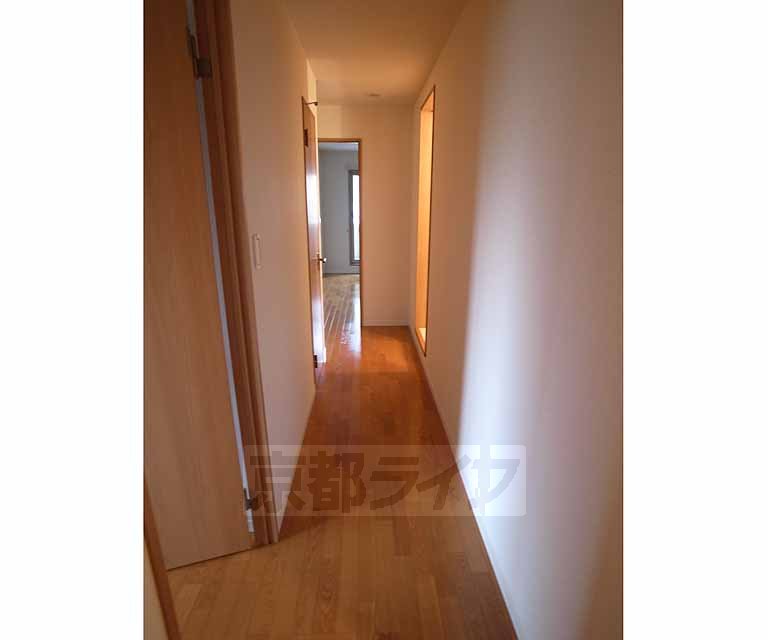 その他部屋・スペース　玄関から続くきれいな廊下です・