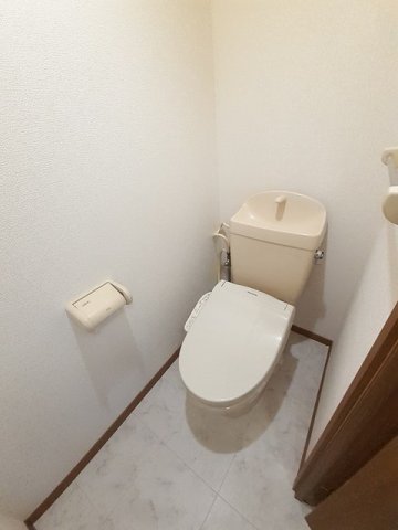 トイレ　落ち着いた色調のトイレです