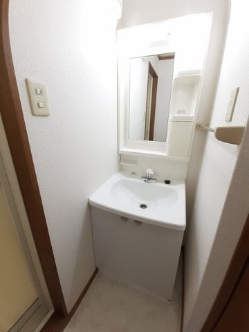 洗面設備　明るい洗面所です