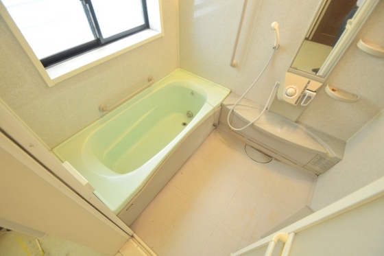 バス・シャワールーム　浴室も広々・窓あり換気良好♪