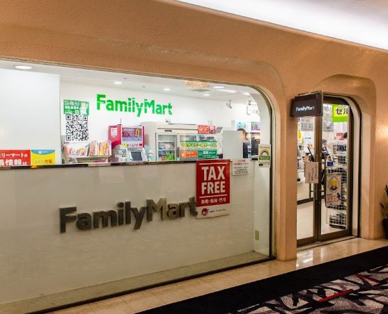 コンビニ　ファミリーマート（コンビニ）まで807m