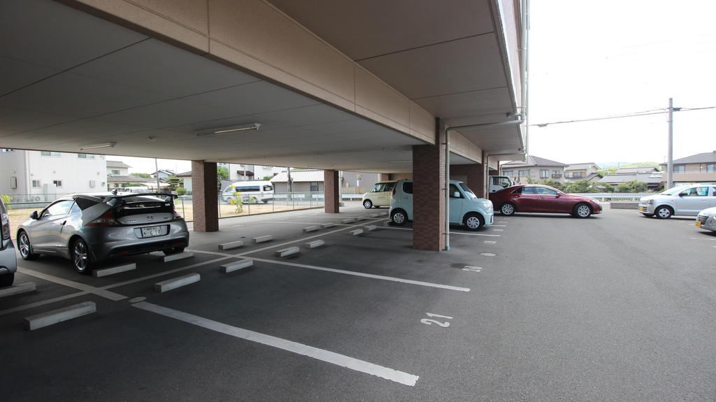 駐車場　駐車場です！屋根付きで雨の日も安心です♪