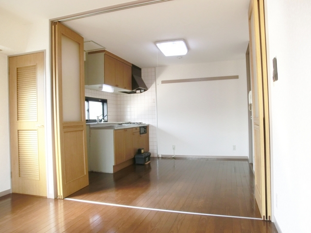 居室・リビング　ゆとりのキッチンスペースで明るいです♪