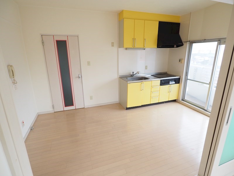 居室・リビング　リビング８帖あります。浄水器付き。