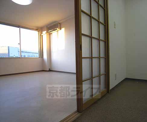 居室・リビング　引き戸で仕切られています。