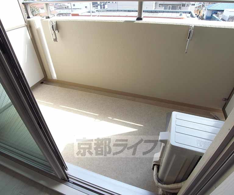 バルコニー　幅広の採光が良好のバルコニーです。