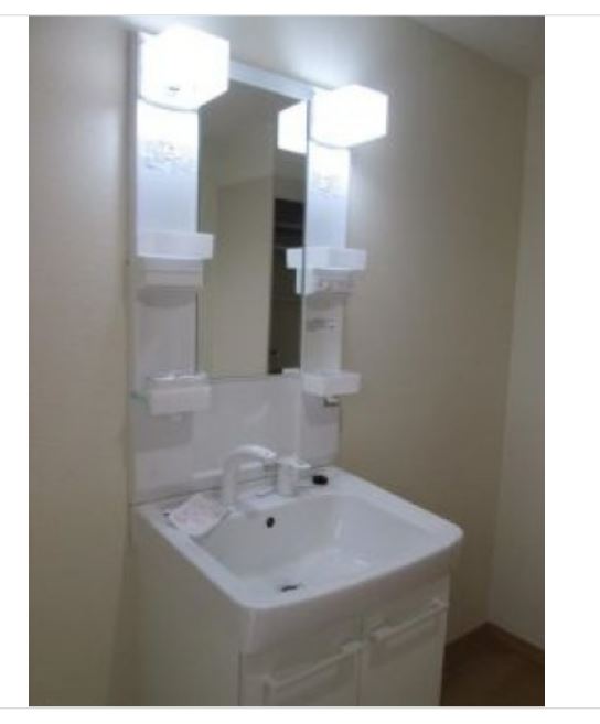 洗面設備　広角レンズで撮影の為、実際の見え方と異なります。同一仕様。