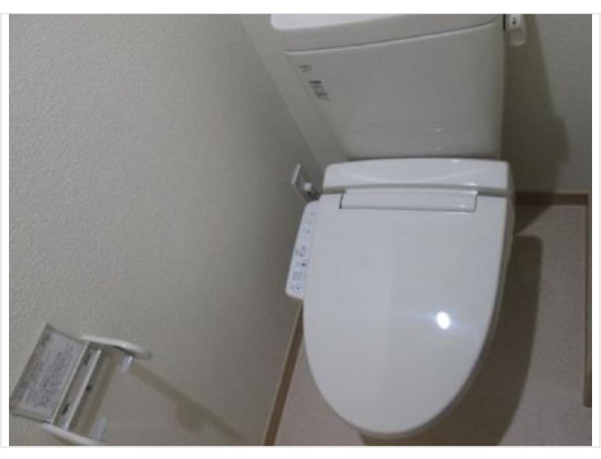 トイレ　広角レンズで撮影の為、実際の見え方と異なります。同一仕様。