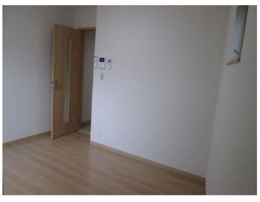 居室・リビング　広角レンズで撮影の為、実際の見え方と異なります。同一仕様。