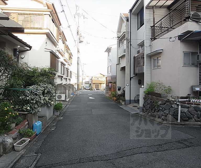 その他　前面道路です。