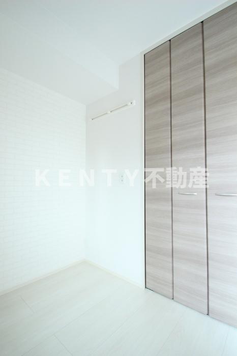 その他部屋・スペース　落ち着いた色調の寝室です