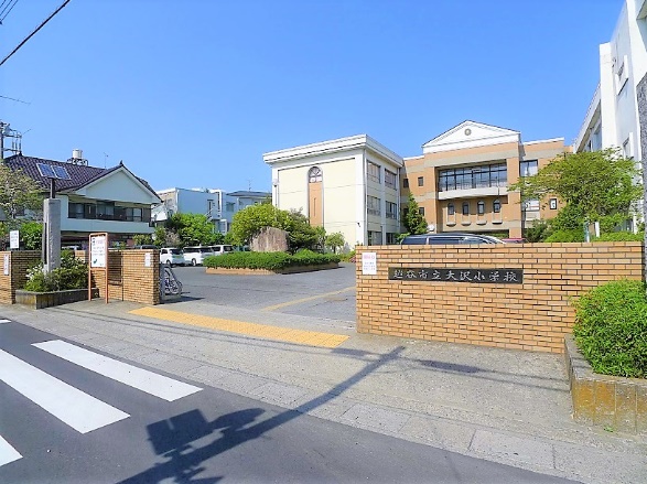小学校　越谷市立大沢小学校（小学校）まで762m