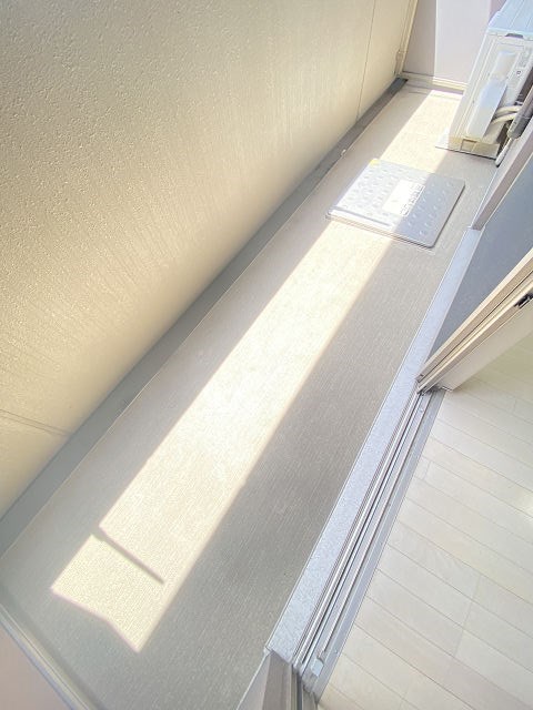 バルコニー　暖かな日差しのふりそそぐバルコニー