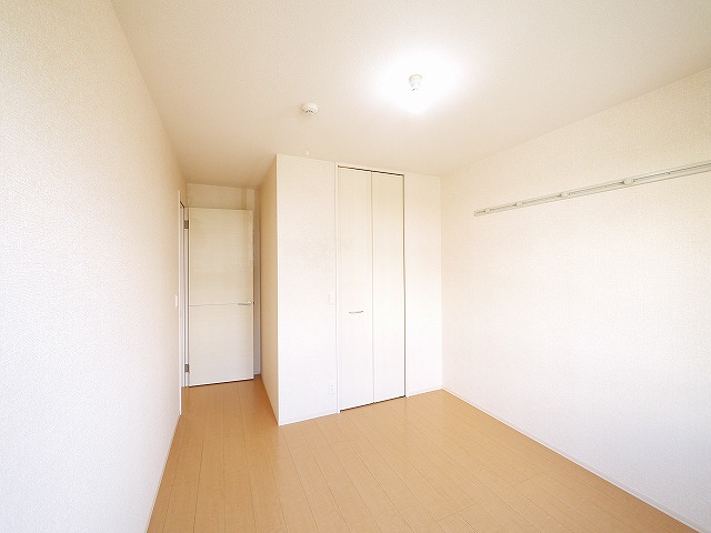 その他部屋・スペース　開放的な寝室です