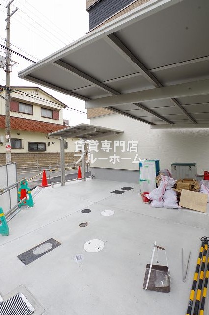 その他　敷地内にある屋根付きの駐輪場です！（2026年4月撮影）