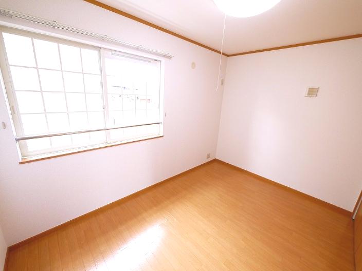 その他部屋・スペース　開放的な寝室です