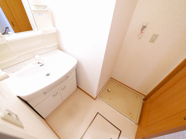 洗面設備　ゆったりとスペースのある洗面所