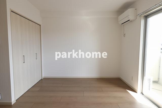 居室・リビング　落ち着いた色調の洋室です