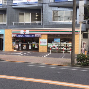 コンビニ　セブンイレブン 高田馬場小滝橋店（コンビニ）まで301m