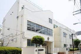 小学校　新宿区立戸塚第三小学校（小学校）まで670m