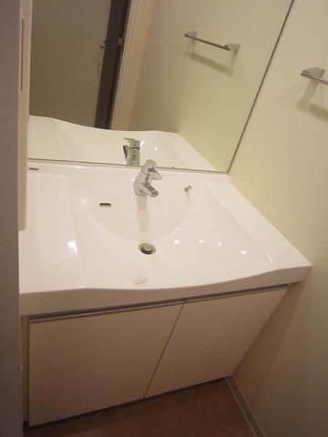 洗面設備　鏡の大きい独立洗面台♪