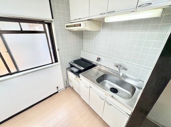 キッチン　この写真は同マンションの他のお部屋のものです