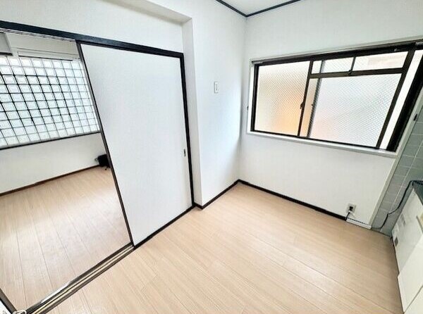 居室・リビング　この写真は同マンションの他のお部屋のものです